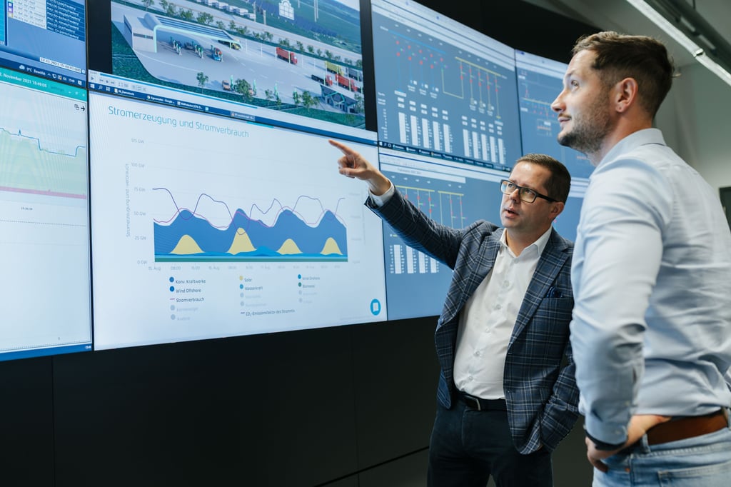 Über Leitwarten wie im Fraunhofer Institut in Magdeburg können der aktuelle Netzzustand visualisiert, Energieflüsse simuliert und Netzzustandsprognosen ermitteln werden. Marcel Hallmann (rechts) mit Prof. Dr. Przemyslaw Komarnicki.