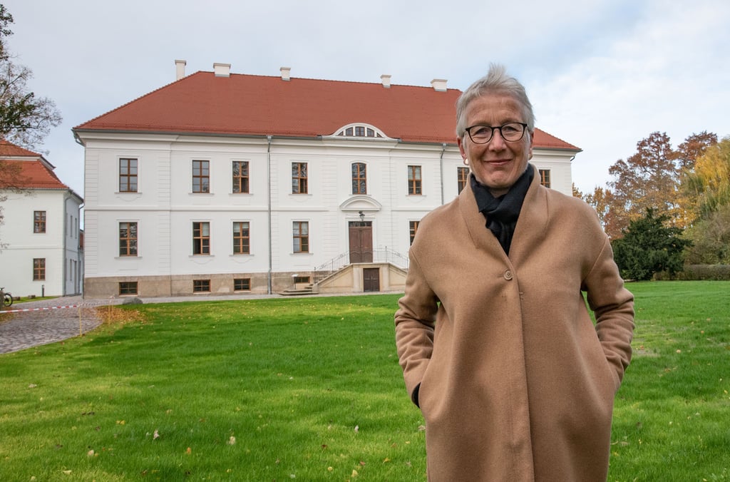 Brigitte Mang vor dem Kühnauer Schloss.