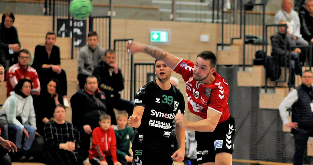 Die Staßfurter um Tim Steffen (r.) empfangen den Tabellenvierten SG Kühnau in der Salzland-Sporthalle.