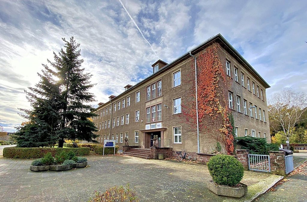 Die Bietheschule in Roßlau wäre ein möglicher Standort für die Regenbogenschule. Doch scheinbar stehen nur die Räte aus Roßlau hinter dem Standort. Sie möchten weiterhin, dass er in einer Machbarkeitsstudie untersucht wird.