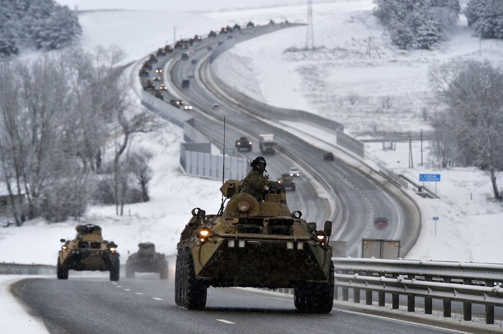 Ein Konvoi russischer gepanzerter Fahrzeuge bewegt sich auf einer Autobahn auf der Krim.