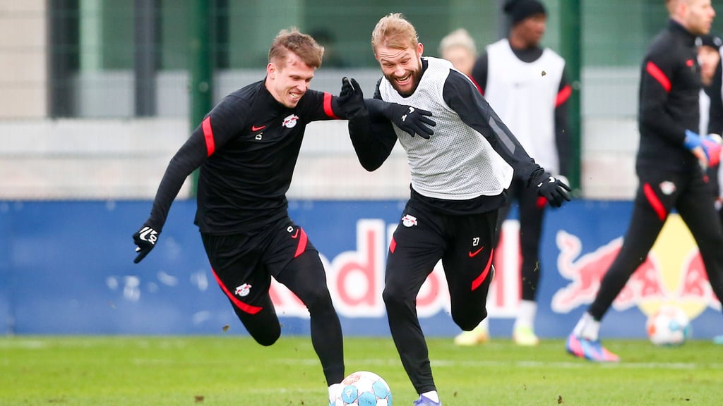 Konrad Laimer und Dani Olmo beim Eins-gegen-Eins-Duell beim öffentlichen Training.