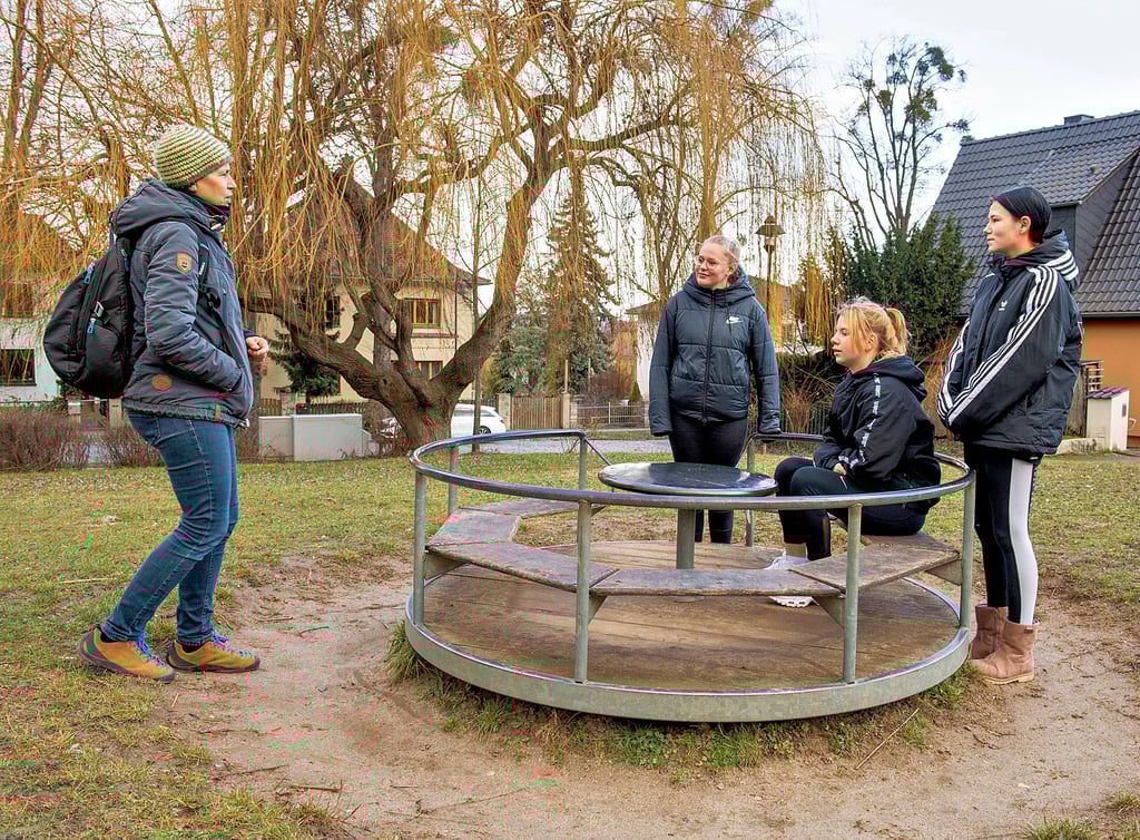 Treffen wenige Tage nach der Zoom-Konferenz ganz real auf dem Spielplatz „Anna“ in der Seminarstraße aufeinander: Barbara Boxberger (l.), Mitarbeiterin aus dem Sachbereich Spielplätze und Wasserbau der Naumburger Stadtverwaltung, sowie Emely Könnicke (v.l.), Joana Oeltze und Emma Hiemisch vom Naumburger Jugendparlament.