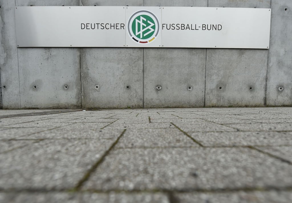 Eine Metalltafel vor der DFB-Zentrale in Frankfurt am Main.