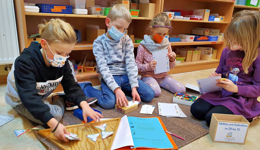 Ludwig, Marten, Valesca und Enia (von links) an der Lernstraße Mathematik. Diese Unterrichtsform war sowohl der Grund der Bewerbung für das Referenzschulen-Projekt, als auch Inhalt der Vor-Ort-Veranstaltung in Badersleben.