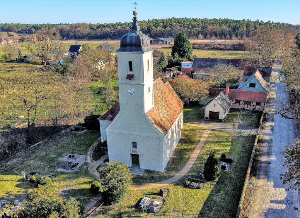 Blick auf die Krumker Kirche. 2021 wurde die Außenhülle des Gotteshauses auf Vordermann gebracht.