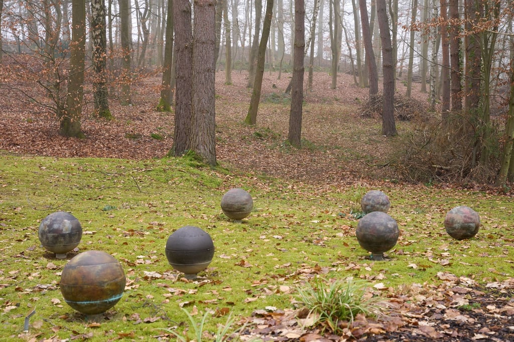 Bei Wasserurnen wird die Asche der verstorbenen durch das Regenwasser im Laufe der Zeit herausgespült und verbindet sich mit dem Erdreich.