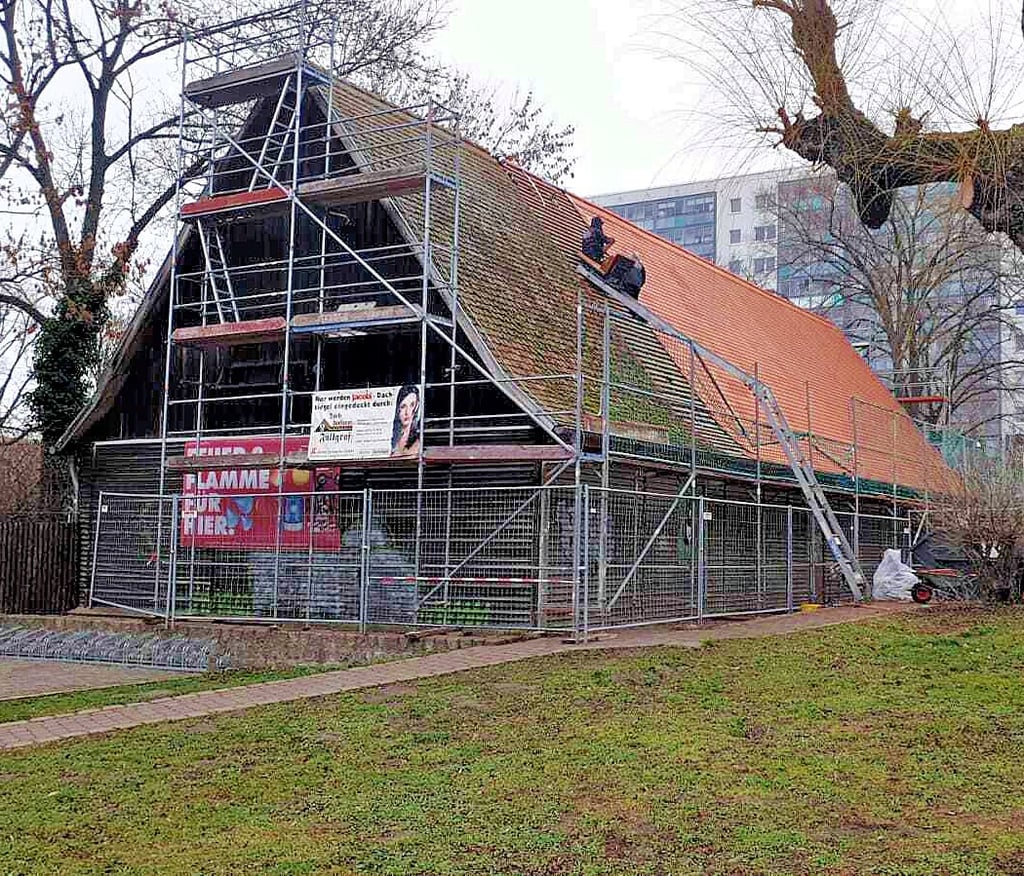 Die Scheune am Tiergarten erhält ein neues Dach.