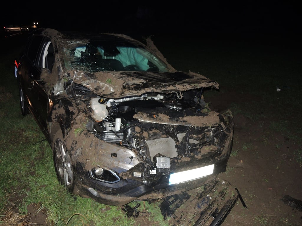 Eine 36-jährige Autofahrer hat auf der K 1364 zwischen Oschersleben und Hornhausen am Donnerstag (27. Januar) zwei Autos überholt. Sie scherte jedoch zu früh wieder ein und stieß gegen einen Ford. Dieser kam dabei von der Fahrbahn ab.