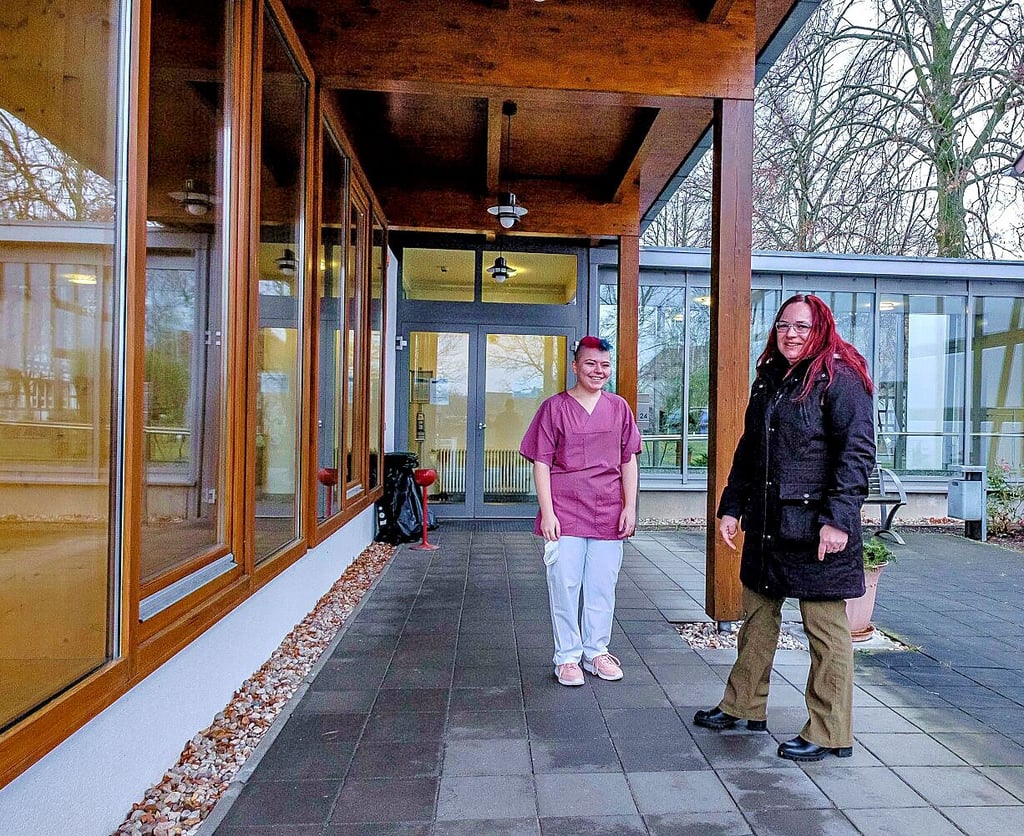 Selina Stratmann, hier mit Katja Dorber, ist im Haus Barbara tätig.