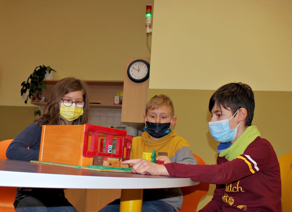 Die Drittklässler Mathilda, Jonathan und Oliver lernen an der St. Martin-Grundschule in Oschersleben. Sie wissen die neuen CO2-Ampel sehr zu schätzen, denn so wissen sie genau, wann ihr Klassenraum zu lüften ist.