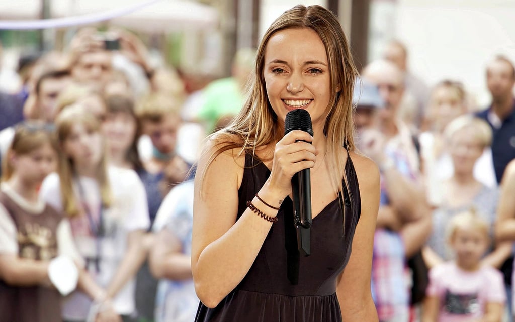 Lina-Malin Schmidt aus Blankenburg beim Vorsingen im DSDS-Glaswürfel auf dem Wernigeröder Marktplatz. Die Auszubildende im Hotel „Gothisches Haus“ und leidenschaftliche Hobbysängerin war eigentlich nur für die Betreuung der Jury abgestellt.