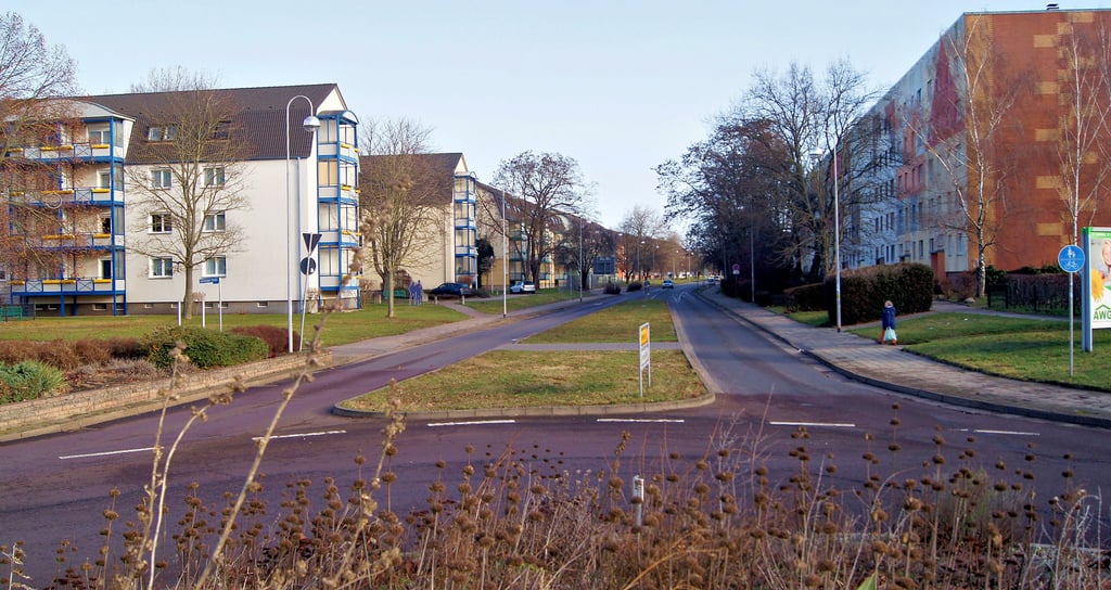 In diesem Bereich bis zum Kreisverkehr am Bauernweg soll die Geschwister-Scholl-Straße umgestaltet werden. Daran werden der Landkreis Börde, die Stadt Wolmirstedt und der Wolmirstedter Wasser- und Abwasserzweckverband beteiligt sein. Doch noch haben nicht alle Partner das Geld, um zu beginnen.