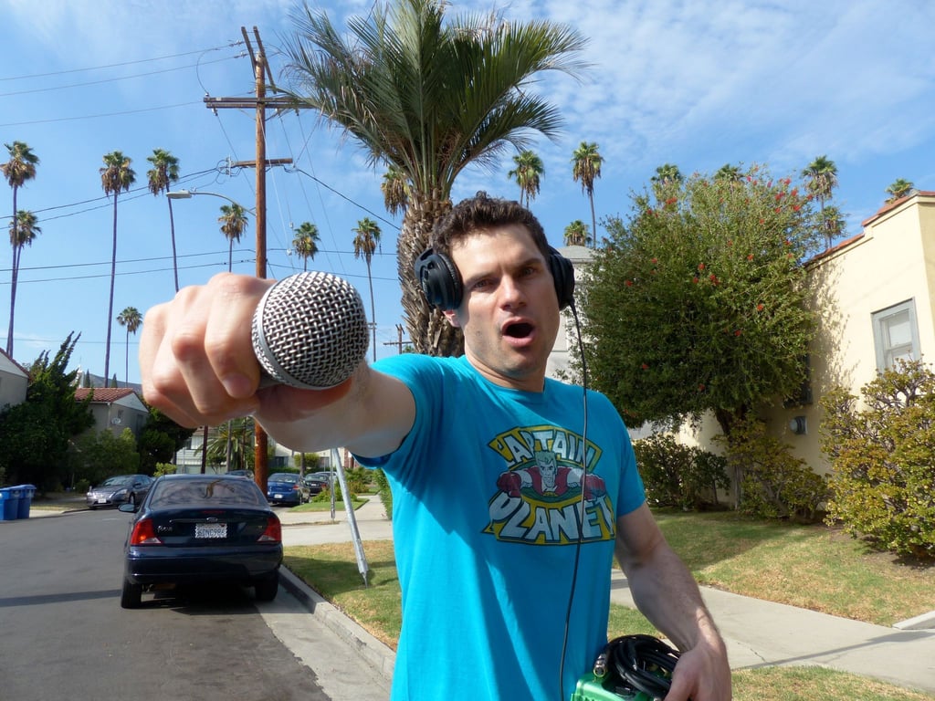 YouTuber Flula Borg mit seinem Mixpult und Mikrofon auf einer Straße in Los Angeles.