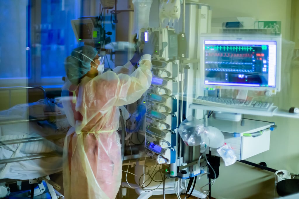 Ein Covid-19-Patient wird auf der Intensivstation behandelt (Symbolbild)