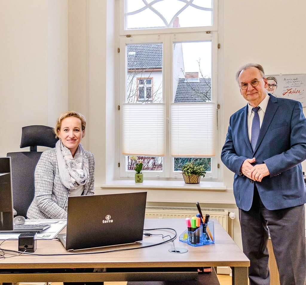 Ministerpräsident Reiner Haseloff zeigt sein neues Wahlkreisbüro in Wittenberg an der Johann-Friedrich-Böttcher-Straße.