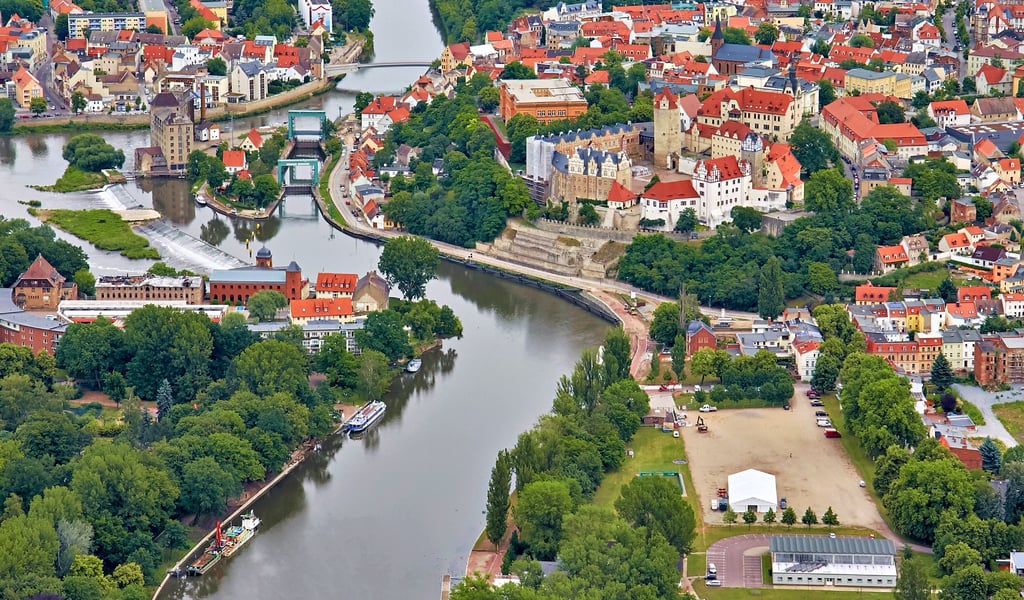Wird Bernburgs Töpferwiese zwischen Schloss und Saale bald zum attraktiven Wohnmobilstellplatz?