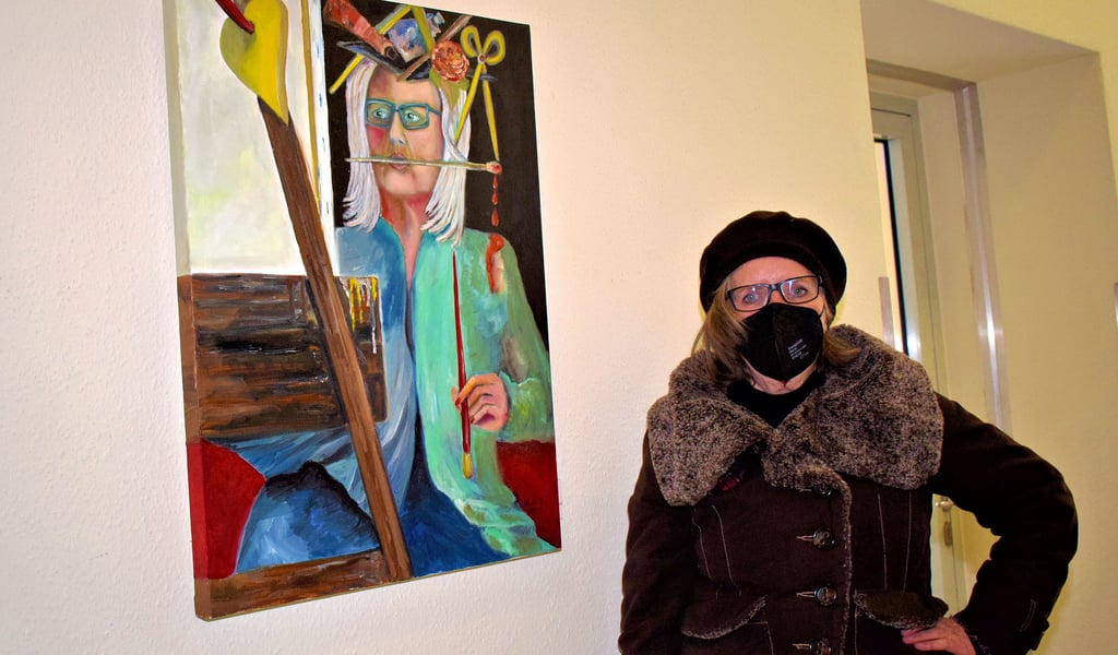 Rosemarie Böttcher neben ihrem Selbstporträt „Die Malerin“. Für Hobbymaler sei das eine sehr hohe Aufgabe gewesen, die ihnen im Kurs bei Christa Korbmacher gestellt wurde.