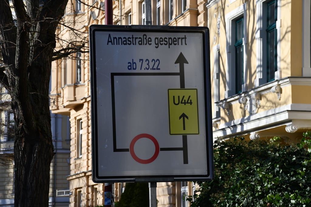 Ein Verkehrsschild in Magdeburg-Stadtfeld weist auf die bevorstehende Sperrung der Annastraße hin.