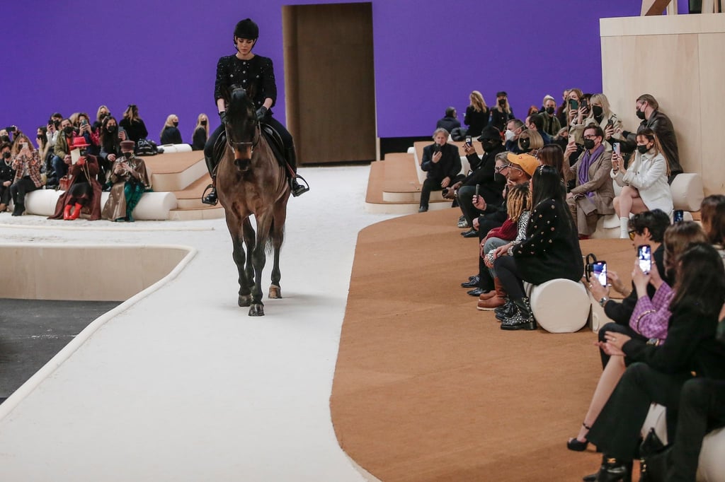 Ein Model reitet auf einem Pferd während der Präsentation der Modekollektion von Chanel für Frühjahr-Sommer 2022.