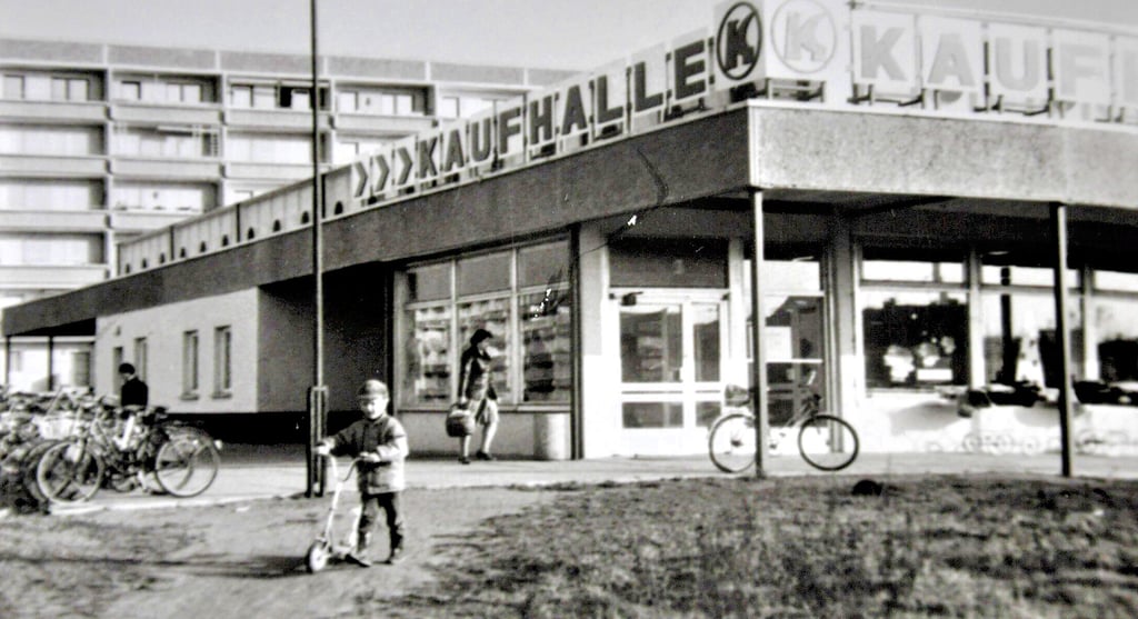 Im Wohnkomplex Olvenstedt wurden auch Einkaufsmöglichkeiten wie Kaufhallen eingerichtet. Eine entstand im Bereich vom sogenannten Brunnenstieg, dem verkehrsberuhigten Bereich am Bruno-Taut-Ring. Heute wird das Objekt als Oriental-Markt genutzt.