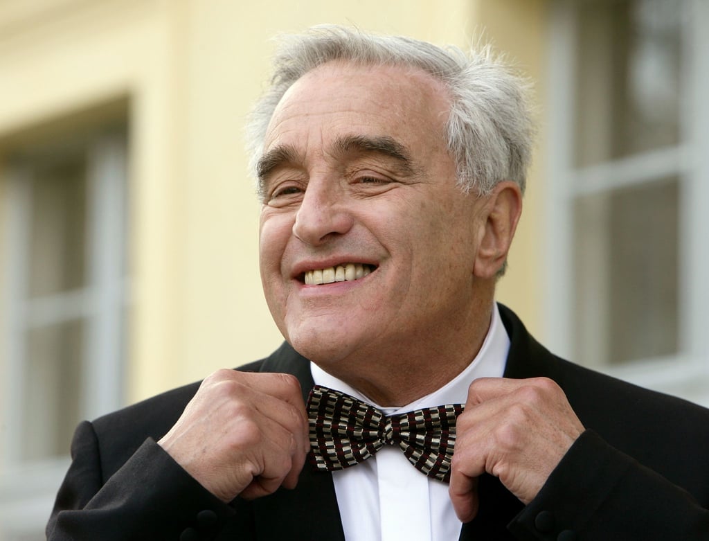 Der Schauspieler Michael Degen rückt sich im Schlosspark während eines Set-Termins zur Komödie „Die Hochzeit meiner Mutter“ die Fliege zurecht.