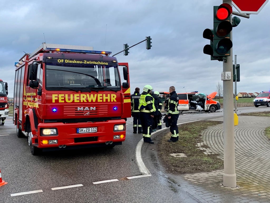 Die Feuerwehr musste die scher verletzte Notärztin aus dem Wrack des Rettungswagens schneiden.