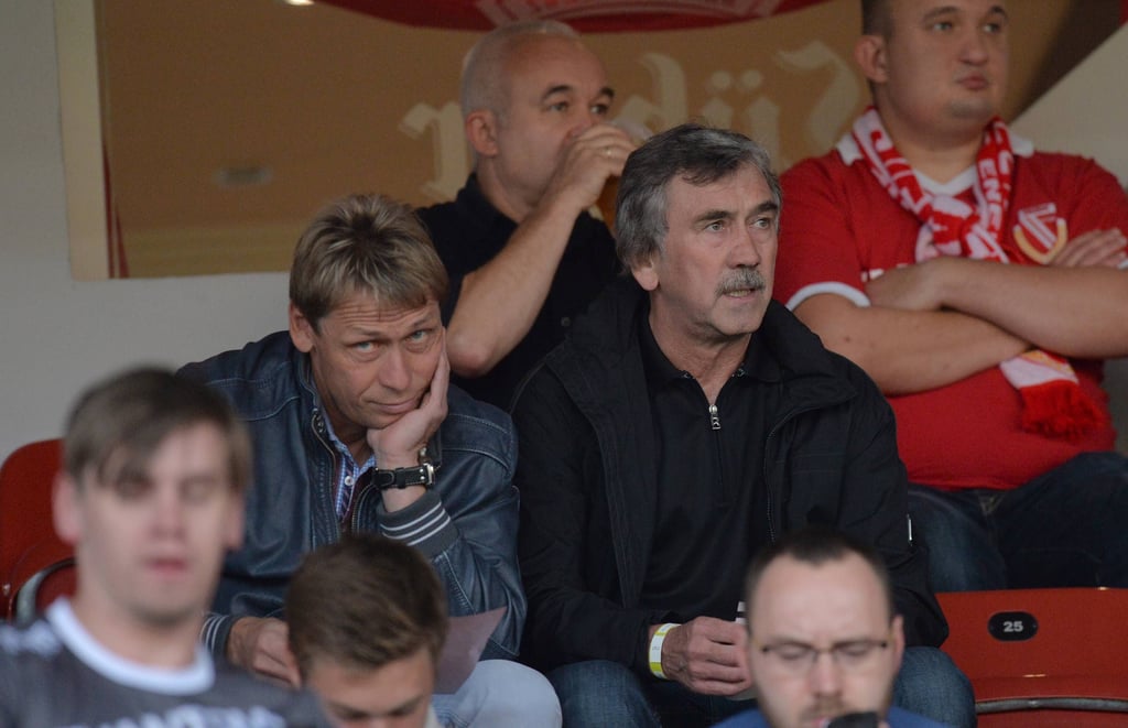 Gerd Schädlich, hier 2014 neben HFC-Trainer Sven Köhler.