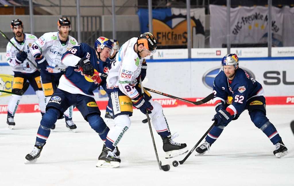 Der Berliner Leonhard Pföderl (M.) setzt sich gegen Justin Schütz und Patrick Hager durch.