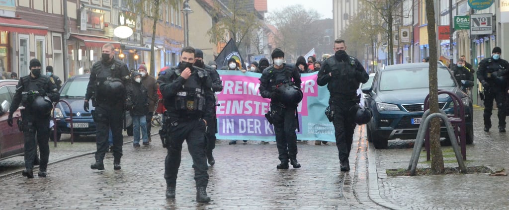 Die Demonstranten wurden von einem massiven Aufgebot an Polizisten begleitet.