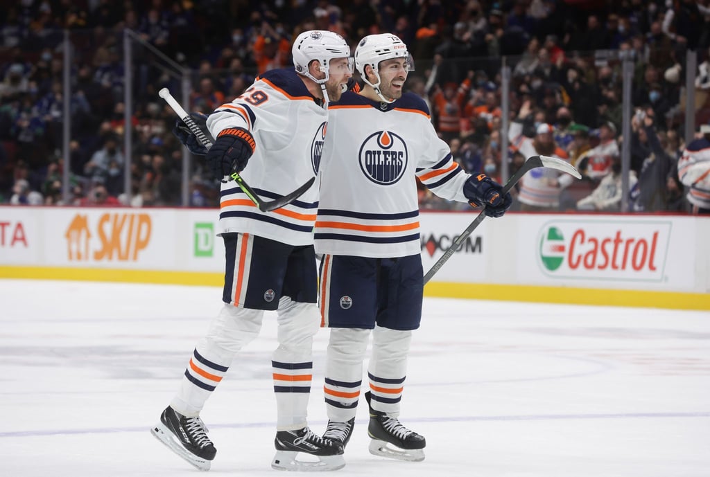 Edmontons Leon Draisaitl (l) und Teamkollege Evan Bouchard feiern Draisaitls Tor.