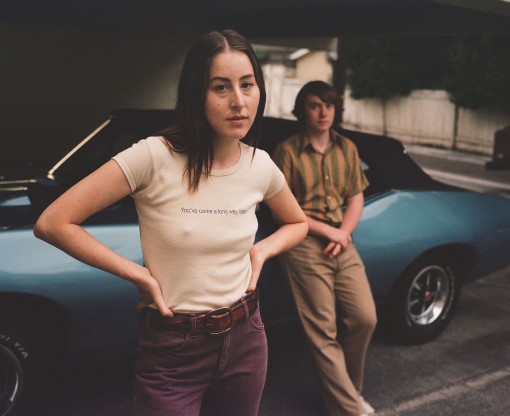 Alana Haim als Alana und Cooper Hoffman als Gary in einer Szene des Films „Licorice Pizza“.