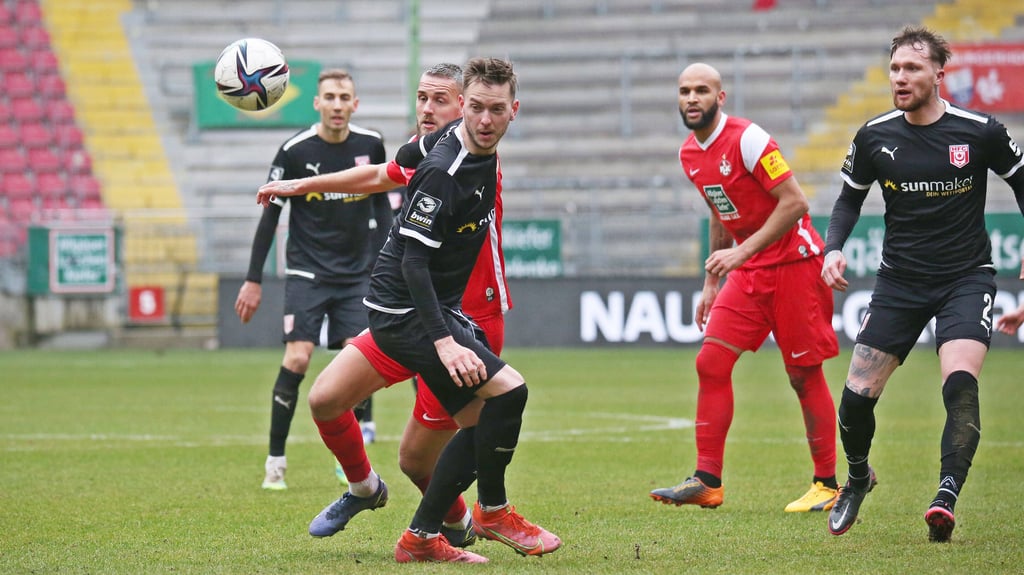 Ein heißer Kampf zwischen 1. FC Kaiserslautern und Halleschem FC.