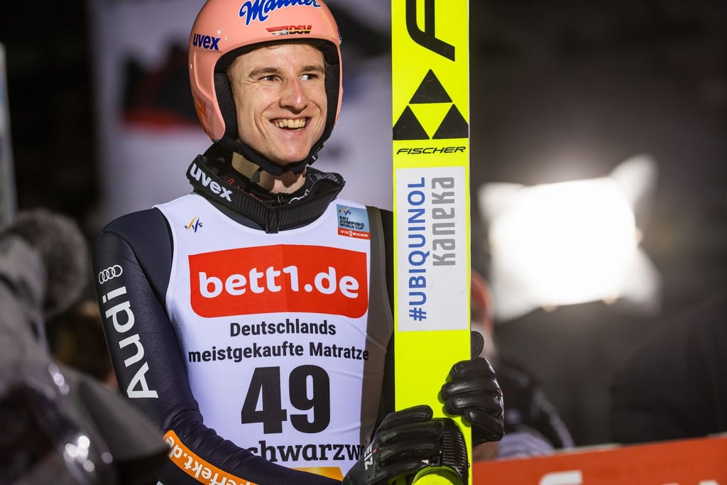 Deutsche Karl Geiger steht in der Auslaufzone der Hochfirstschanze und freut sich über seinen Erfolg.