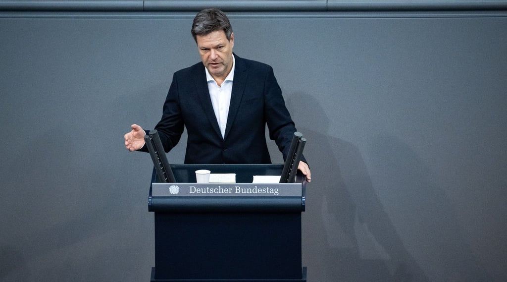Wirtschaftsminister Robert Habeck warnt die Union vor den Folgen einer Klage gegen den beschlossenen Nachtragshaushalt der Ampel-Regierung.