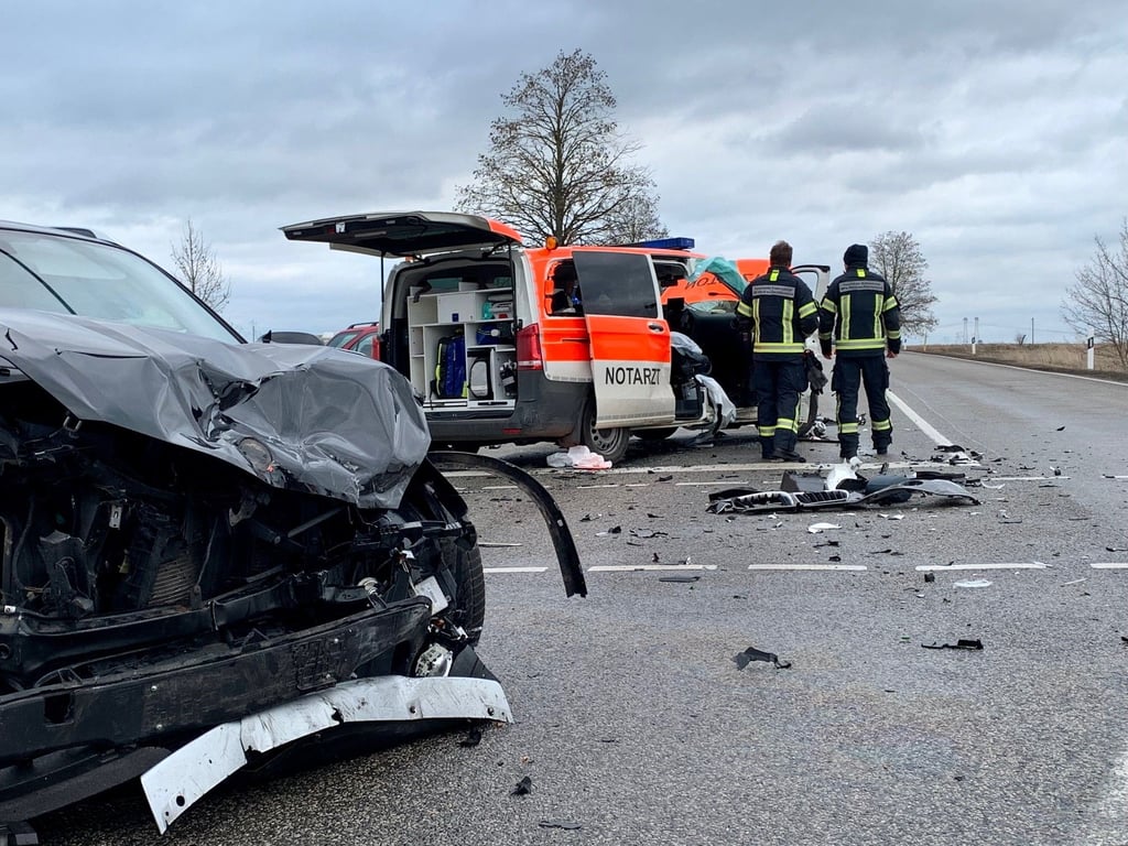 Die beteiligten Fahrzeuge wurden schwer beschädigt.