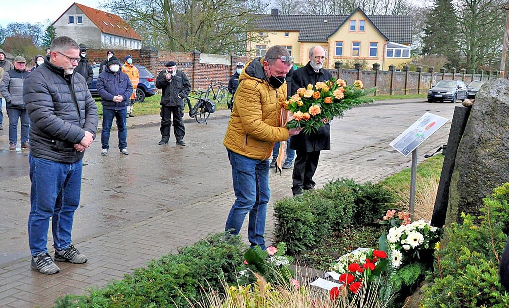 Renee Sensenschmidt (links) und Nils Krümmel (Mitte) legten Blumen am Gedenkstein in der Gardelegener Straße nieder. Superintendent Matthias Heinrich (rechts) begleitete die Trauerfeier.