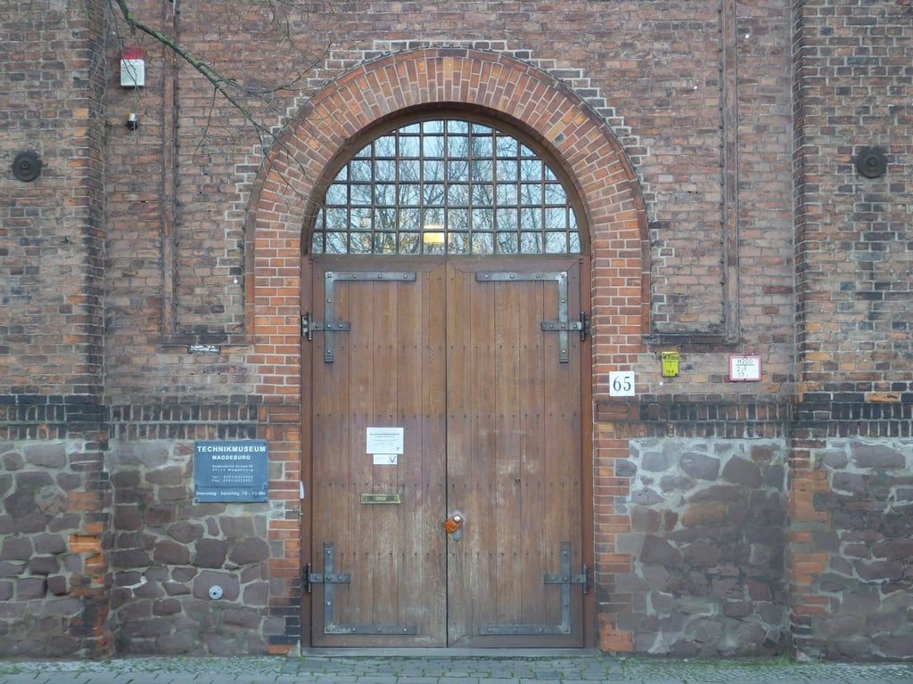 Blick auf die Tür des Magdeburger Technikmuseums.