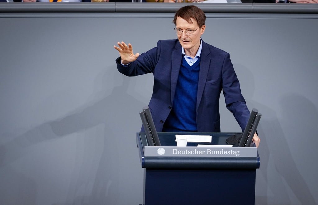 Der deutsche Gesundheitsminister Karl Lauterbach befürwortet die Impfpflicht.