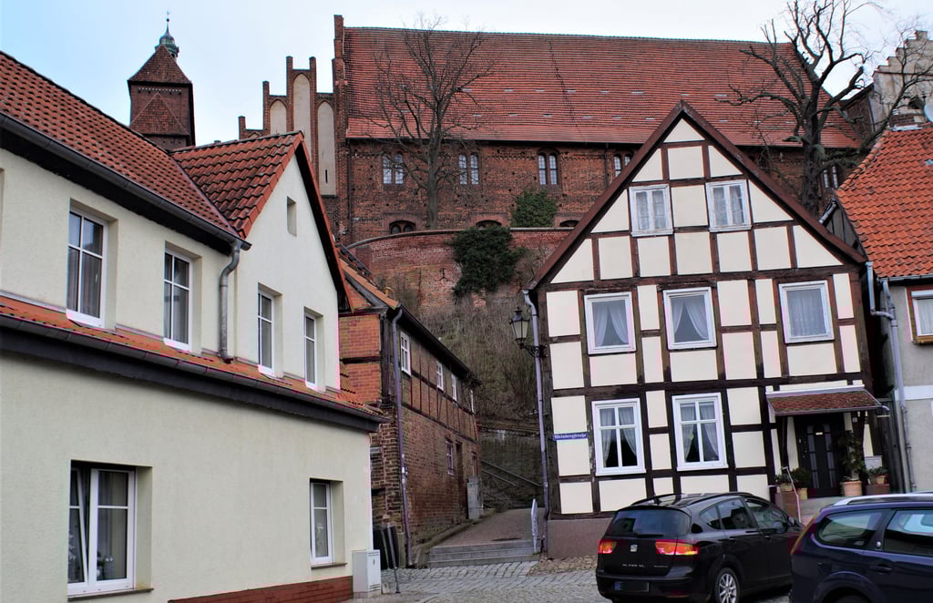 Aus dem Geschäftshaus am Fuße des Havelberger Doms ist ein modernes Wohnhaus entstanden und auch die Fassade des Fachwerkhauses (rechts) wurde aufgehübscht.
