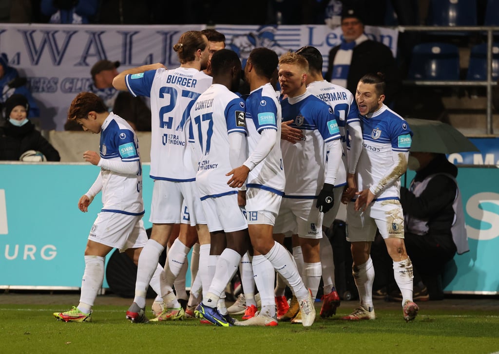 Baris Atik (rechts) traf für den 1. FC Magdeburg zum umjubelten 1:0 im Drittliga-Spitzenspiel gegen den 1. FC Saarbrücken.
