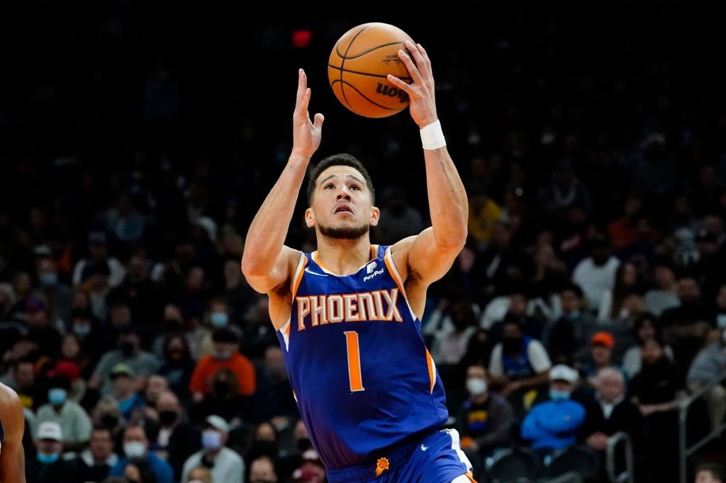 Suns-Guard Devin Booker steigt zum Korbleger hoch.