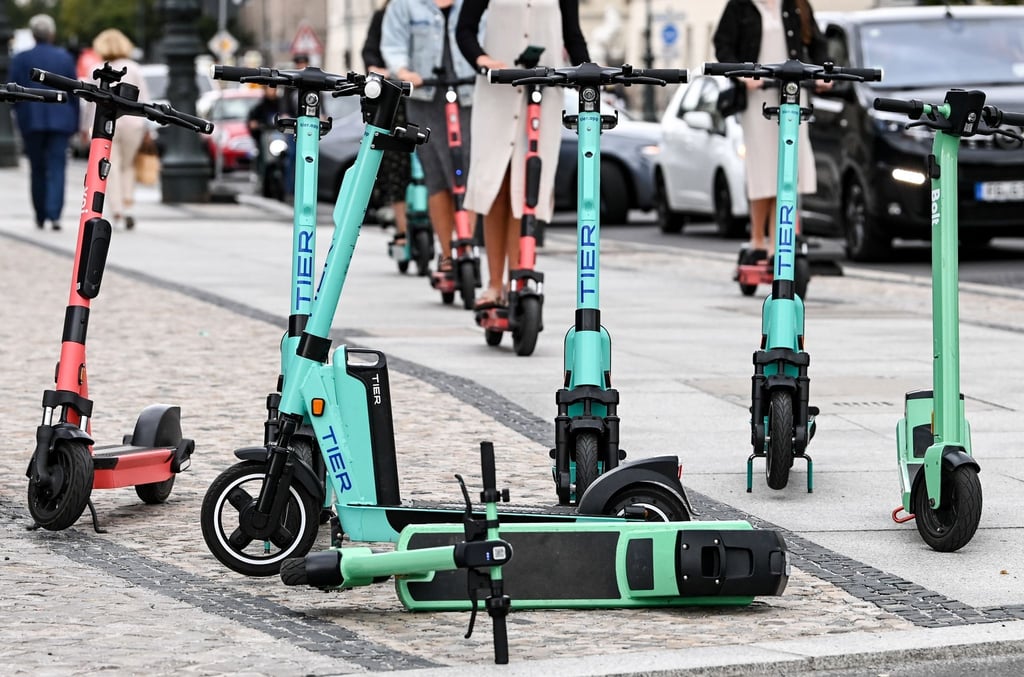 E-Scooter auf dem Boulevard Unter den Linden in Berlin.