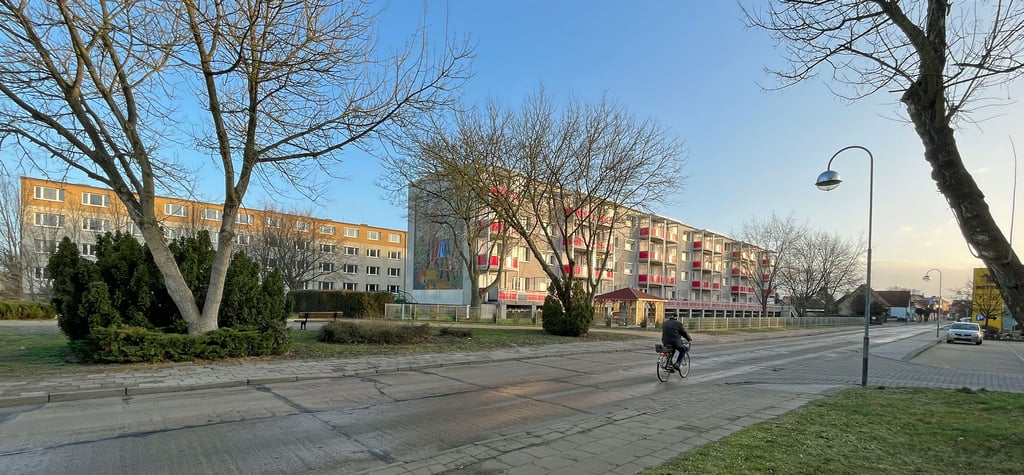 Der Wohnblock an der Straße wurde bereits von Elsners modernisiert und mit Balkonen ausgestattet. Der linke Block gleich dahinter soll jetzt von der Stadt abgerissen werden, obwohl ihn Ingo Elsner kaufen wollte.