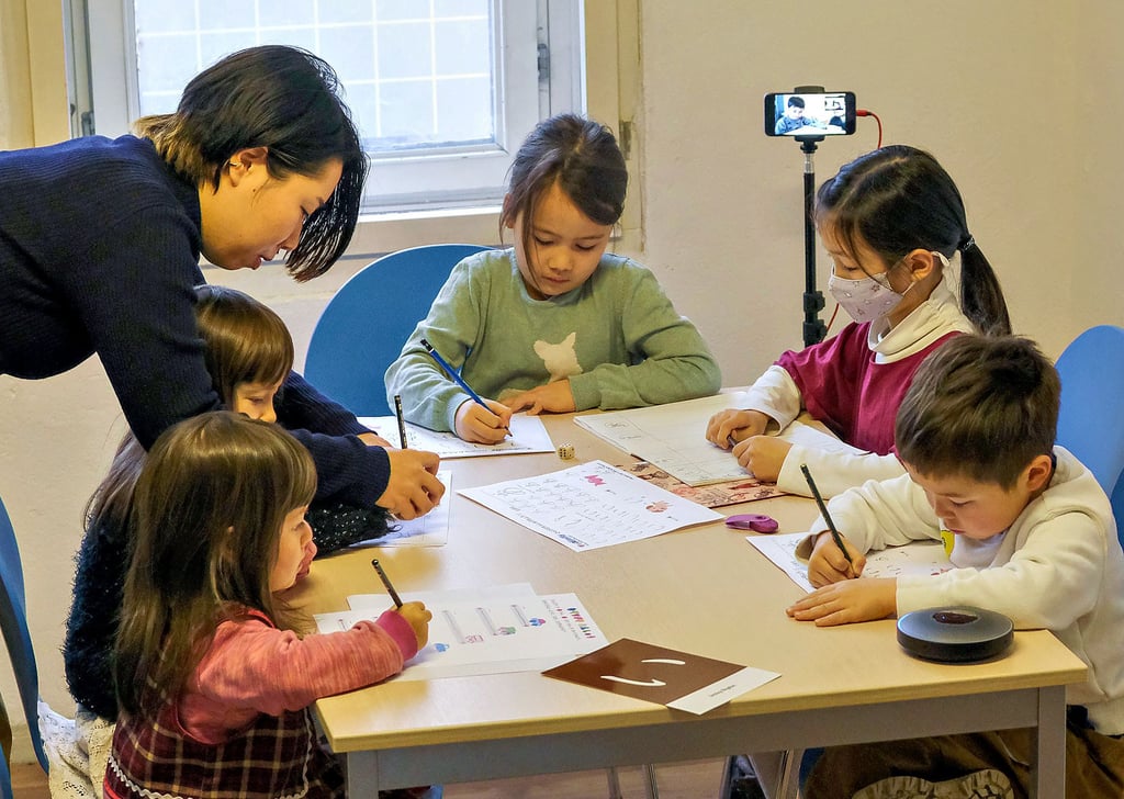 Spielend lernen: Lehrerin Yukiko Tanno (l.) beim Japanisch-Unterricht mit japanischen Kindern in Halle