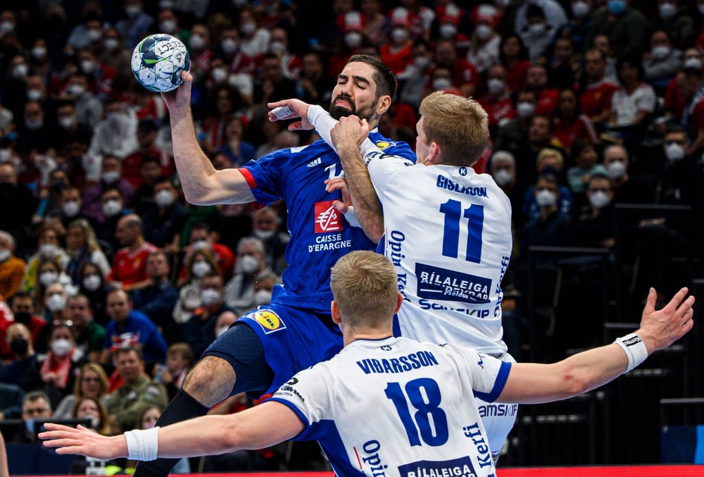 Frankreichs Nikola Karabatic setzt gegen die Isländer Ymir Gislason (r) und Ellidi Vidarsson (18)zum Wurf an.