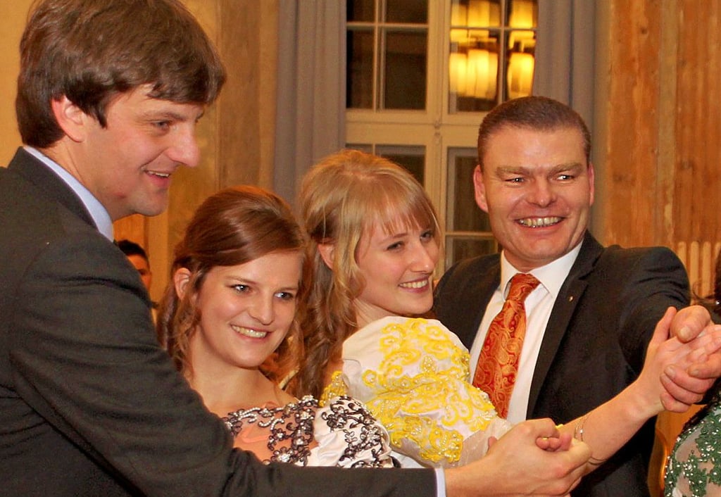 Großes Schloss im Januar 2013: Ernst-August von Hannover mit Sarah Zuber und Mariana Rösler mit dem damaligen Innenminister Holger Stahlknecht (von links) nach einem gemeinsamen Walzer beim Neujahrsempfang in Blankenburg.
