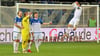 Kommt rechtzeitig zum Siegerfoto  mit seinen Mannschaftskollegen angeflogen: Baris Atik (rechts). Der 27-Jährige erzielte am Sonnabend das frühe 1:0 beim 2:1-Heimsieg über den Verfolger 1. FC Saarbrücken.