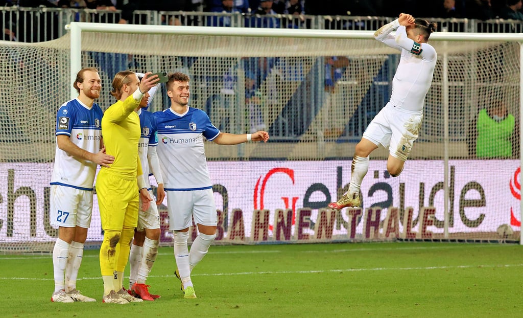 Kommt rechtzeitig zum Siegerfoto mit seinen Mannschaftskollegen angeflogen: Baris Atik (rechts). Der 27-Jährige erzielte am Sonnabend das frühe 1:0 beim 2:1-Heimsieg über den Verfolger 1. FC Saarbrücken.