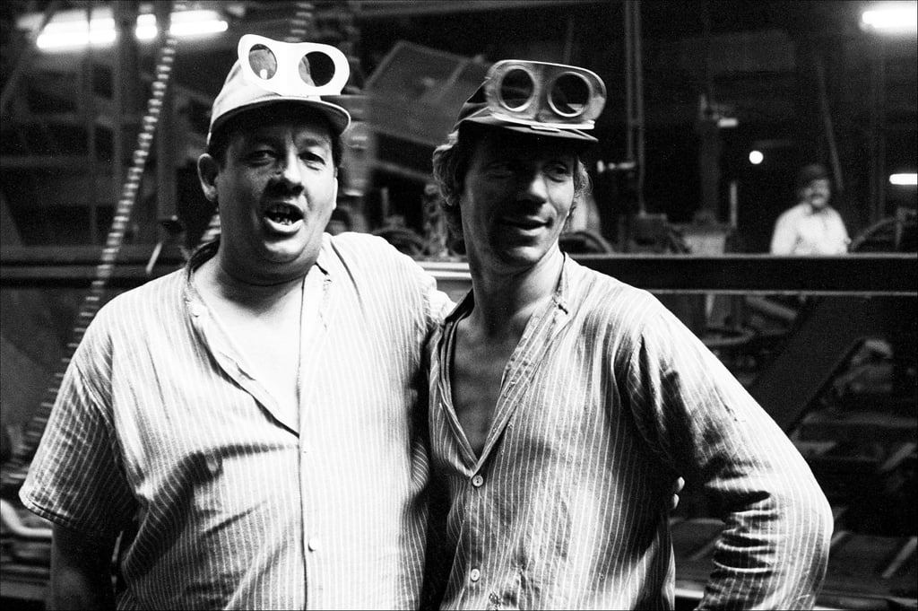 „Working Class Heroes" nennt der Fotograf Dietrich Bahß diese 1982 entstandene Aufnahme von Arbeitern der Sket-Gießerei. Sie ging nach Schenkung von Bahß in den Bestand des Kulturhistorischen Museums Magdeburg über. Auch die Geschichte der „Stadt des Schwermaschinenbaus“, die in der wirtschaftlichen Transformation nach der Wiedervereinigung schier unterging, will die Ausstellung „Feeling East“ beleuchten.